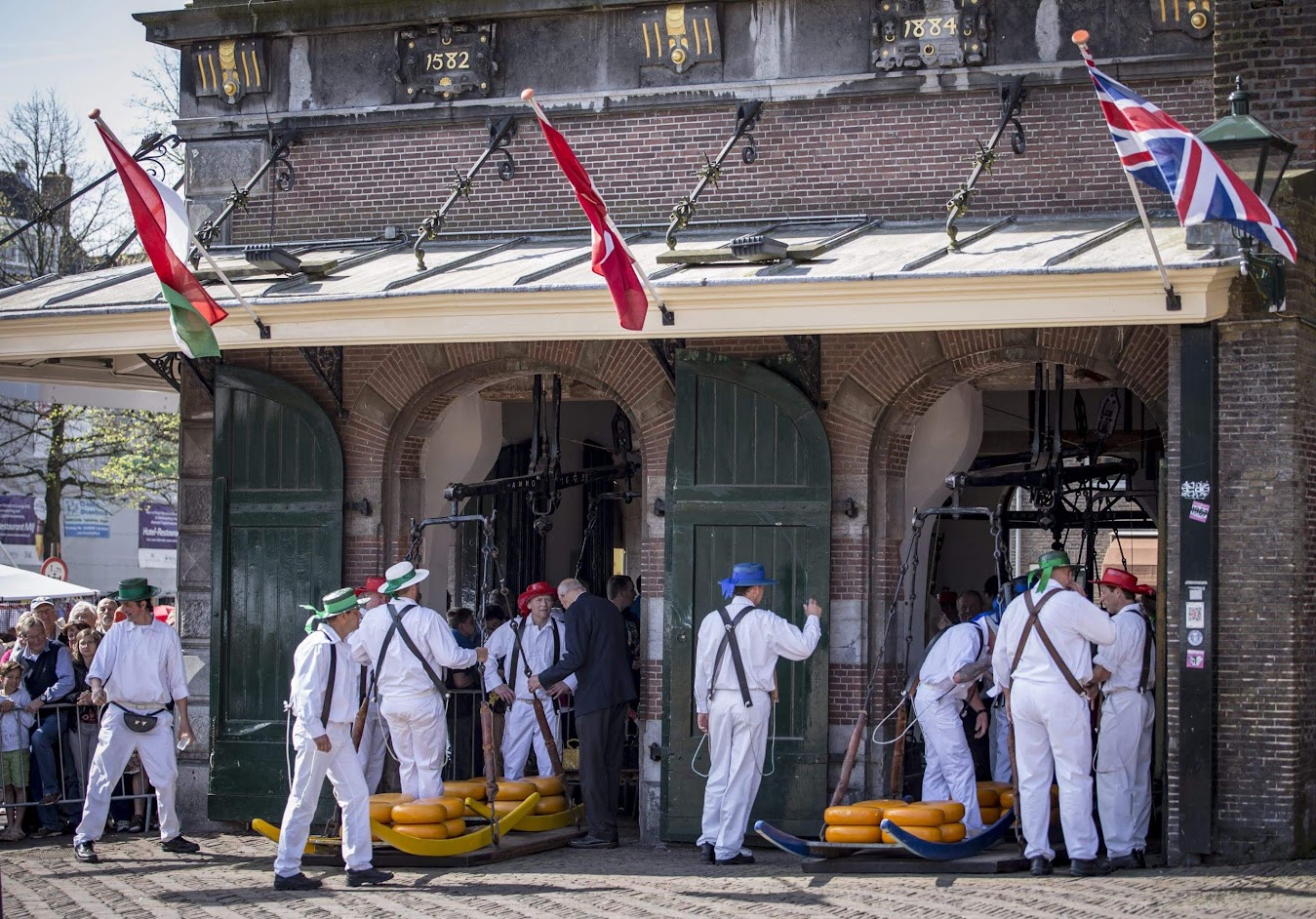 Opening kaasmarkt 28 juli door directeur Erna Winters