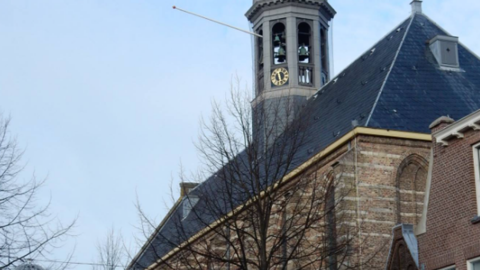 Weerstand tegen een glazen kooi bij de monumentale Kapelkerk in Alkmaar