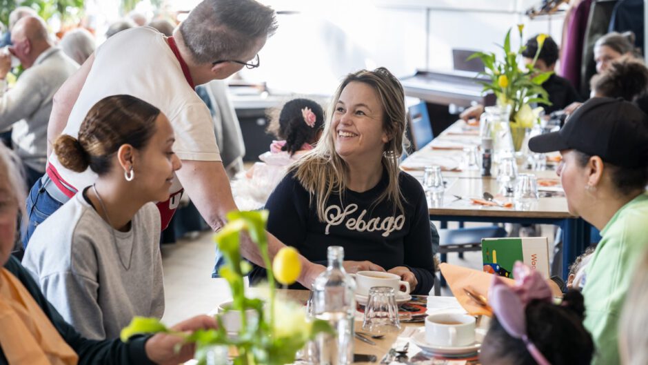 Week tegen Eenzaamheid: meld je aan voor de feestelijke buurtdiners bij Resto VanHarte