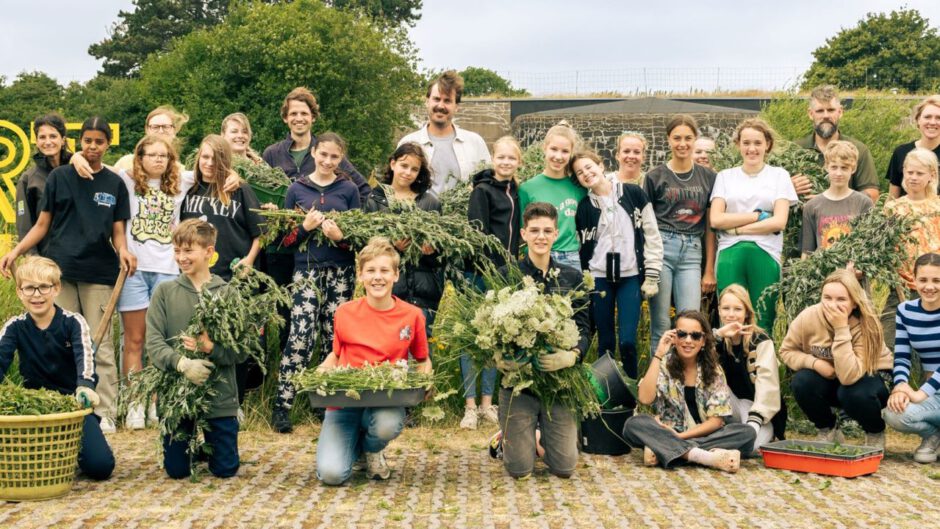 Studenten Vonk oogsten eerste fortenthee in kruidentuin bij Fort K’IJK