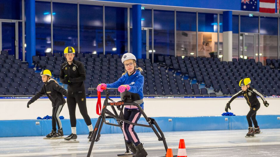 IJspret voor elk kind dankzij schaatsframes op IJsbaan De Meent in Alkmaar