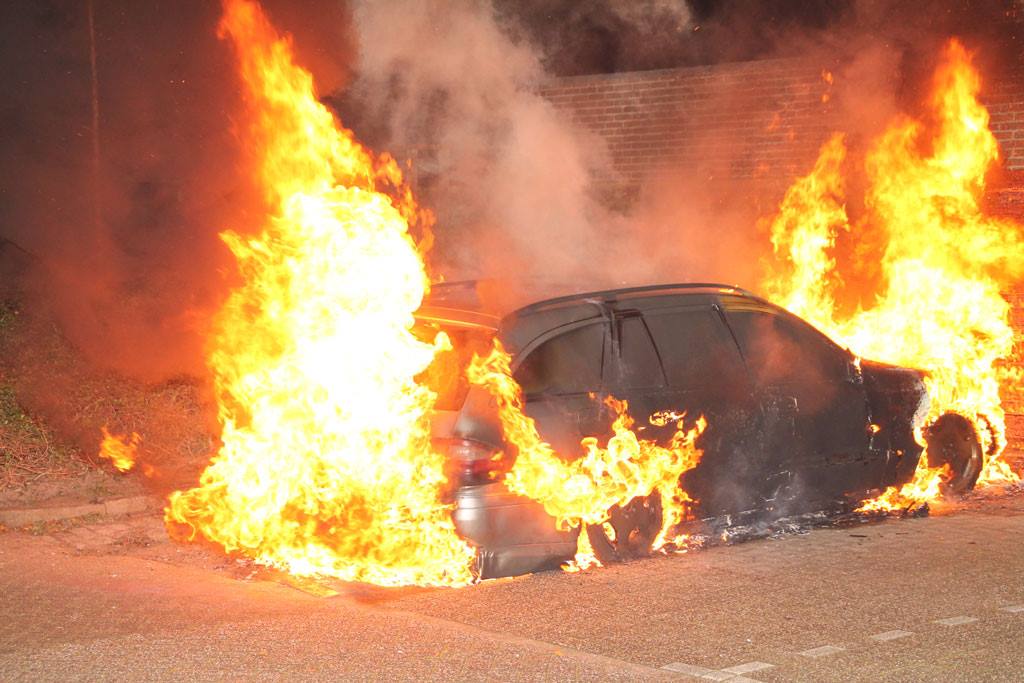 Auto in brand na botsing tegen boom op Laan van Athene in Alkmaar