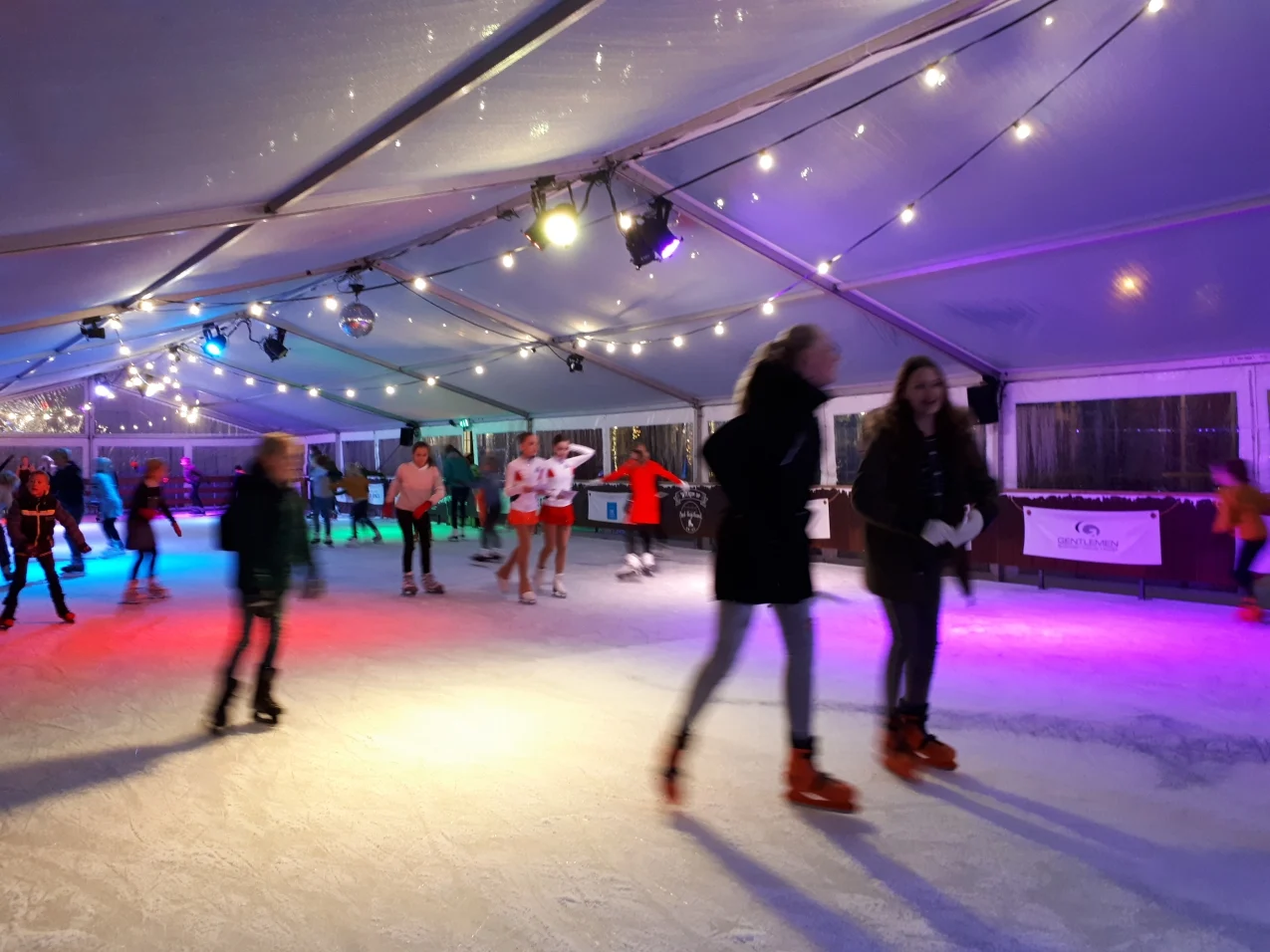 Schaatsen op Waagplein tijdens Warme Wintermaanden in Alkmaar