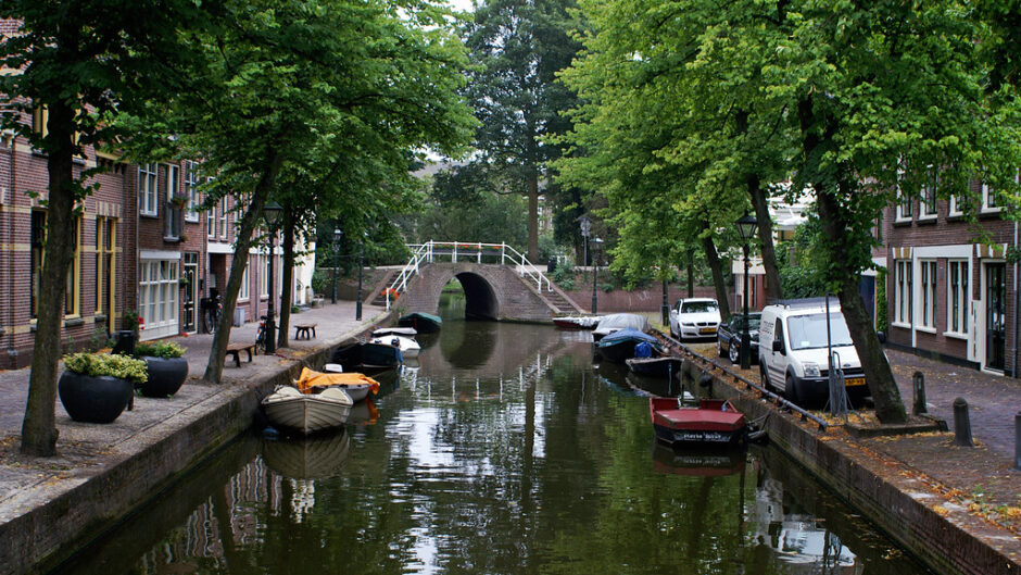 De politie zoekt getuigen na woningoveral aan de Baangracht in Alkmaar