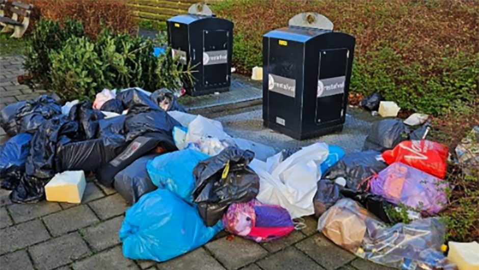 Boetes uitgedeeld voor dumpen vuilniszakken bij afvalcontainers aan Laan van Brussel