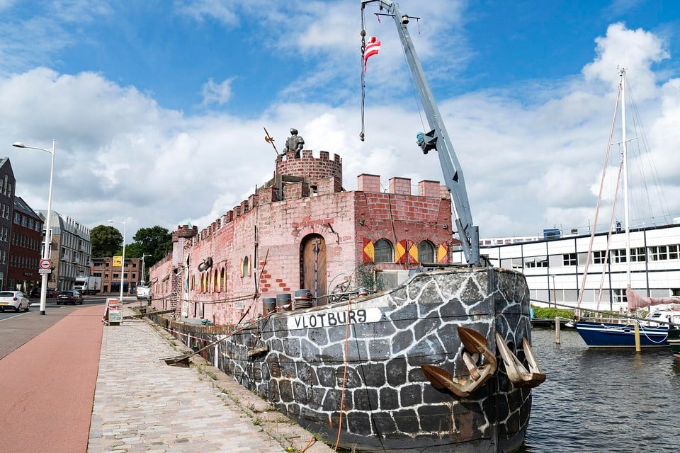 Tot en met 21 maart het museum-/kasteelschip langs het Kanaalkade