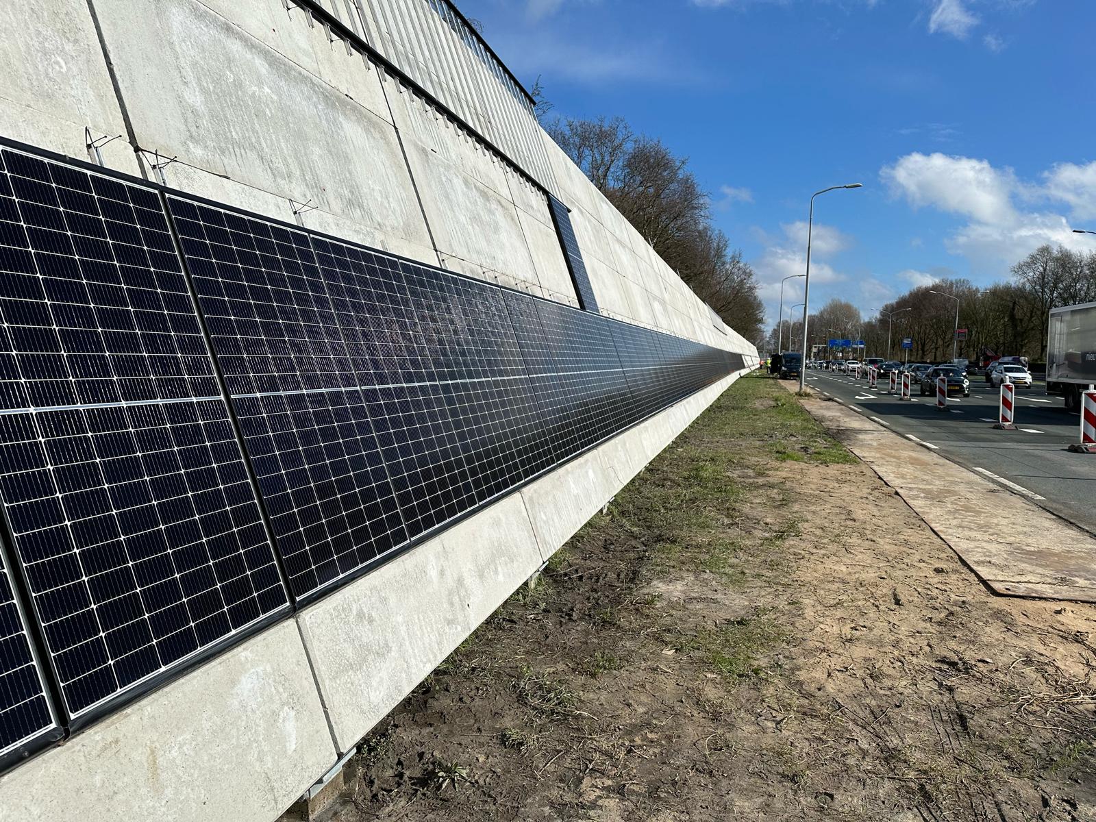 Eerste zonnepanelen geplaatst op Energieleverend Geluidsscherm