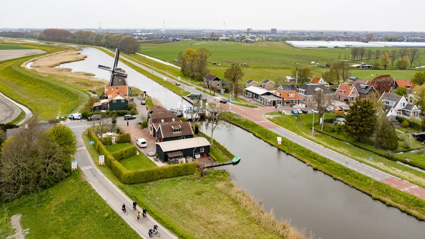 Inhijsen nieuw brugdek hefbrug Oterleek, kruising Huygendijk (N508) afgesloten