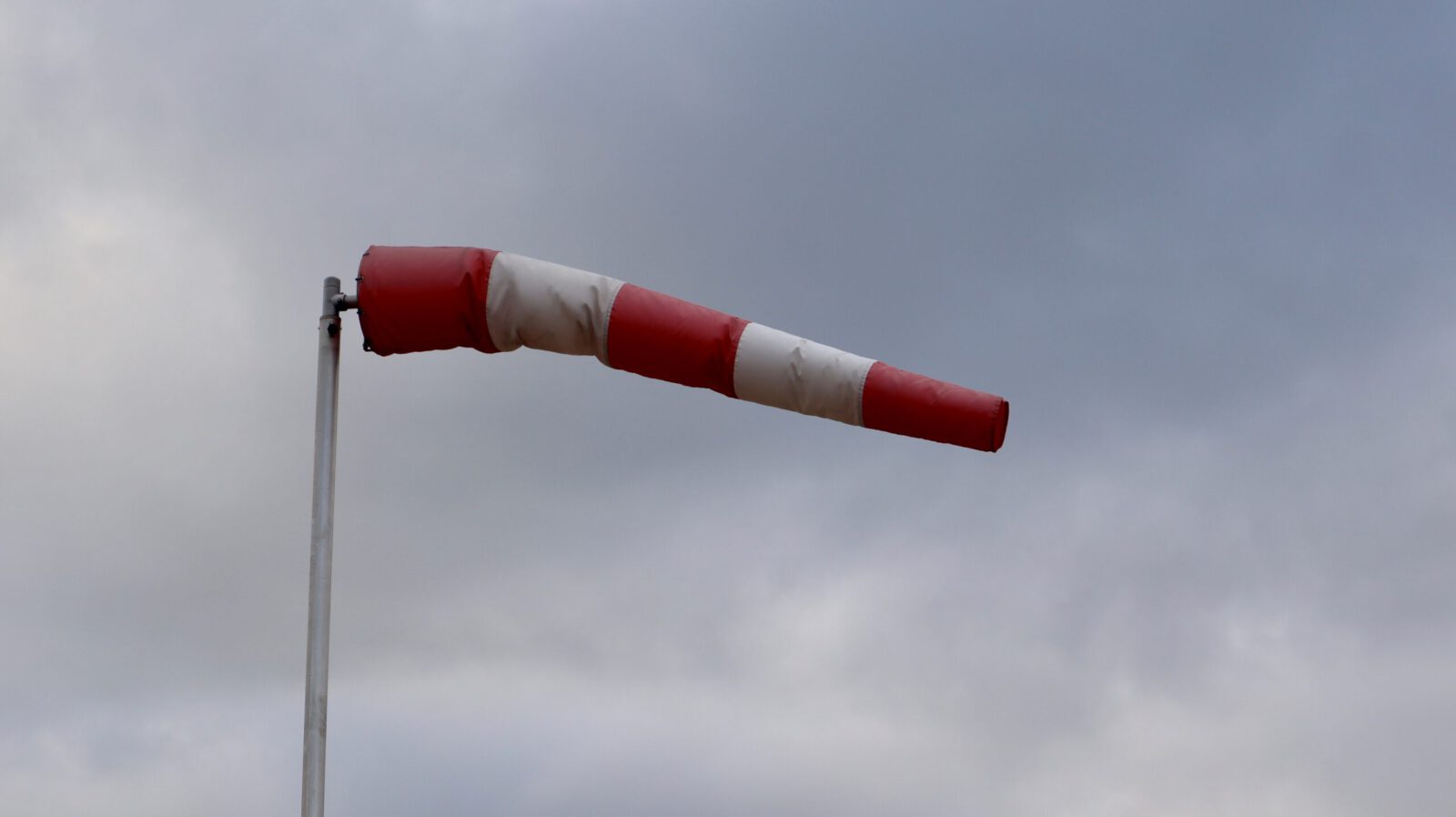 Code geel: vanochtend in het westelijk kustgebeid kans op zware windstoten