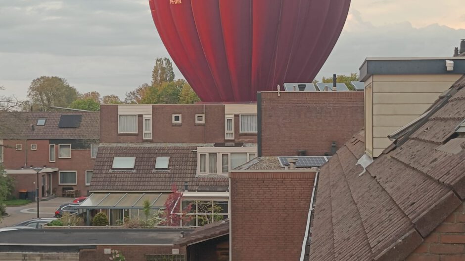 Luchtballon in problemen in Heerhugowaard