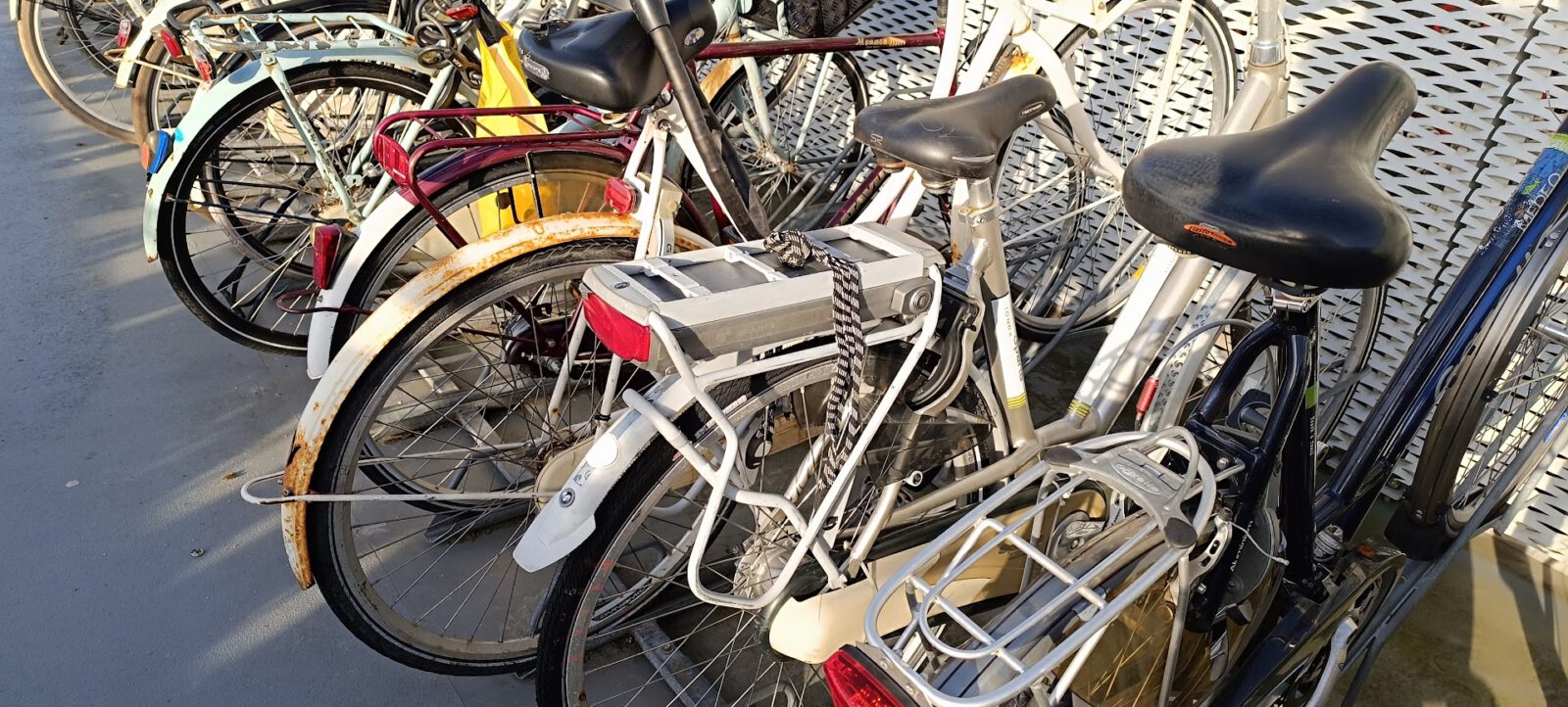 Opnieuw wrak- en weesfietsen gelabeld op station Alkmaar