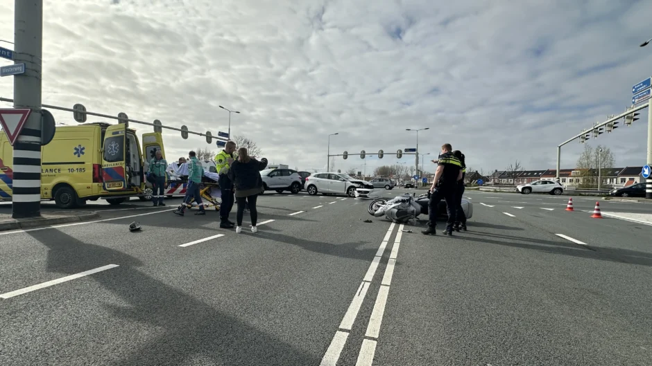 Motorrijder gewond bij botsing met auto op kruising N242 in Heerhugowaard