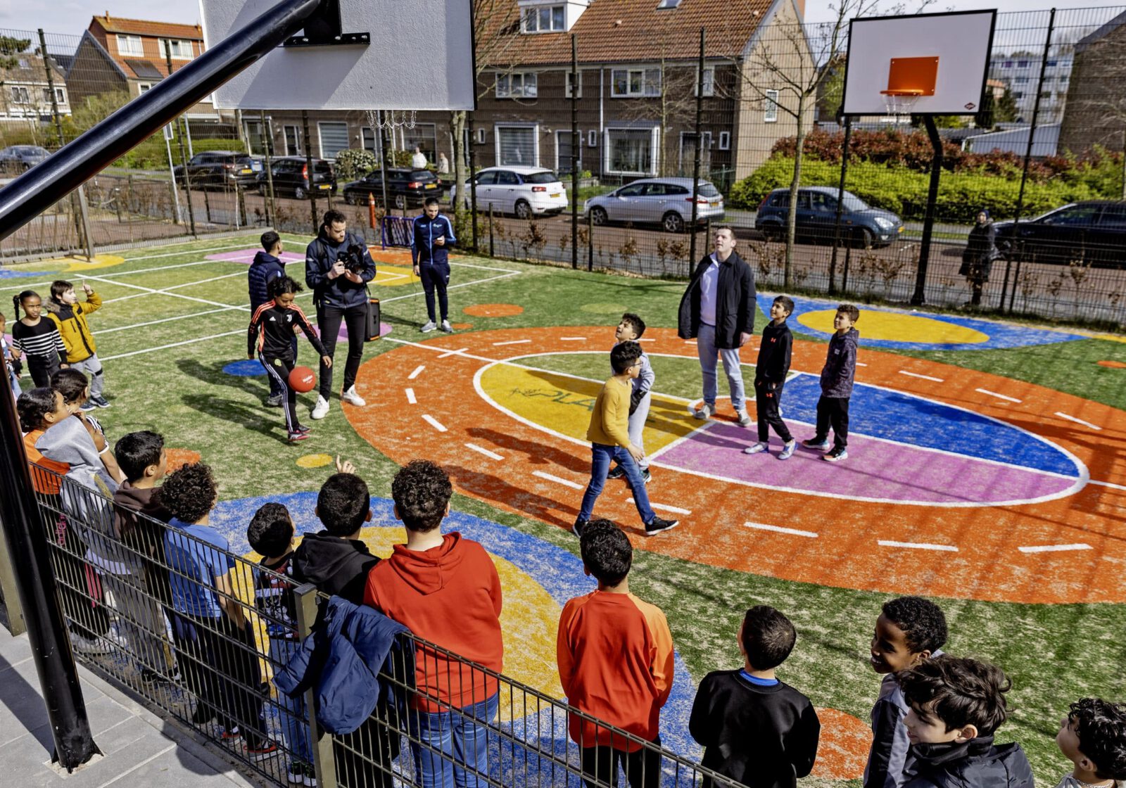 Alkmaar is een nieuw kleurrijk sportveld rijker 