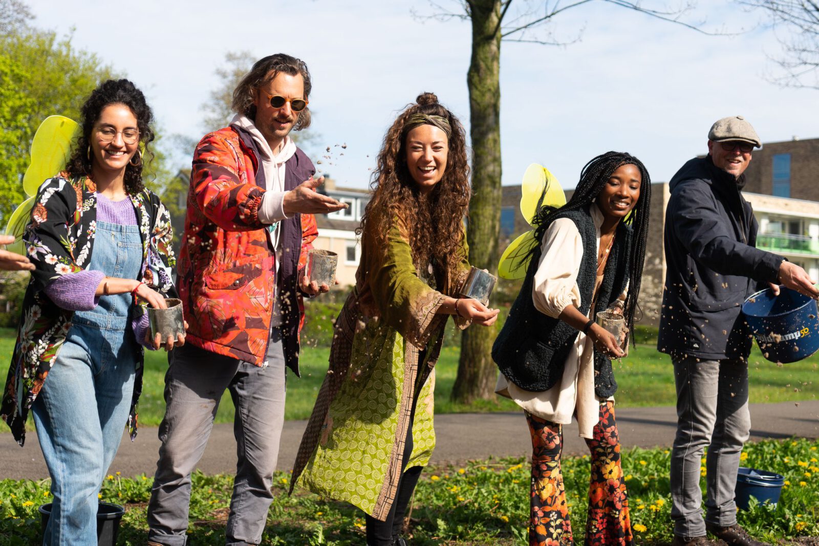 Samen bloemen zaaien op de Nationale Zaaidag op 22 april