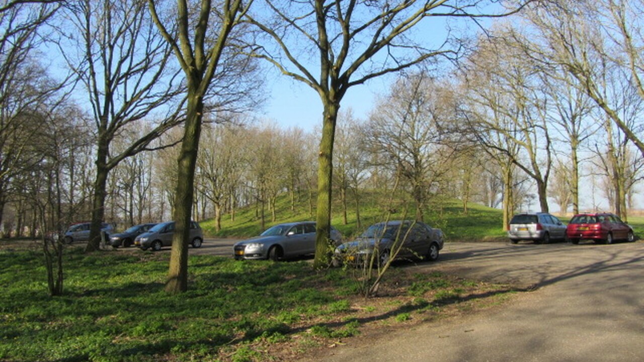 Chemisch afval geloosd op parkeerplaats aan Het Maalwater in Heiloo