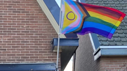 Regenboogvlag van gezin uit Heiloo van gevel gerukt