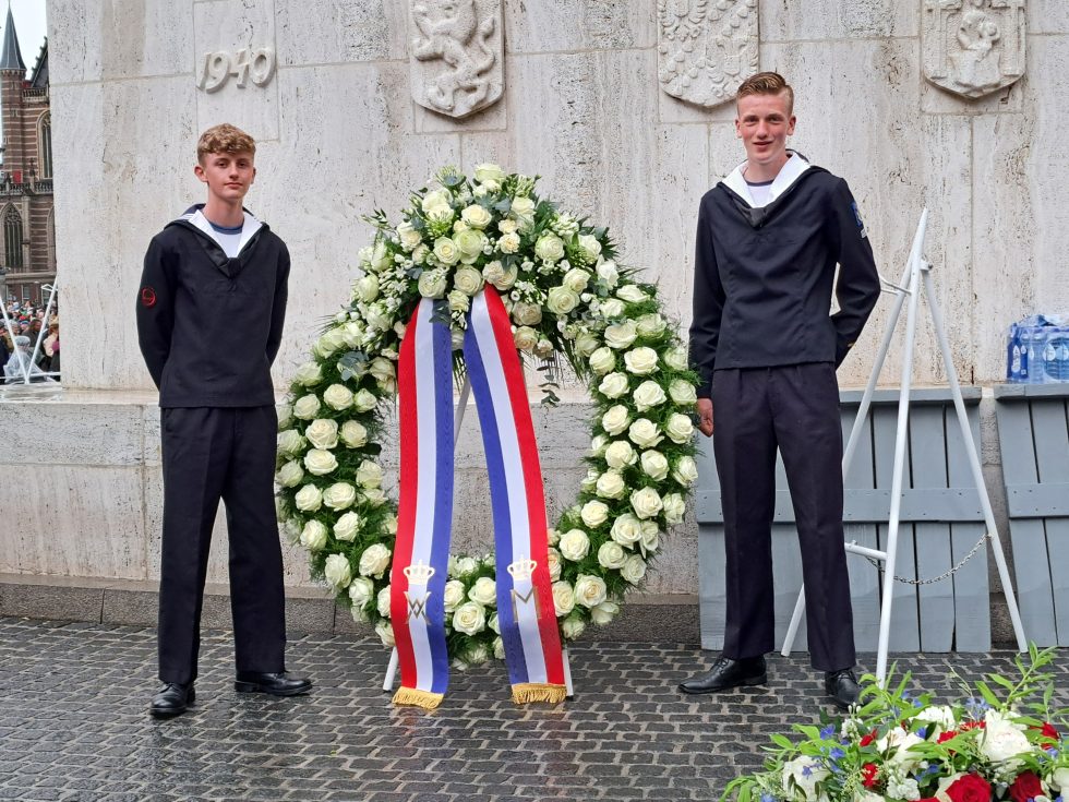 Krans van de Koning en Koningin aangereikt door zeekadet van Heerhugowaard