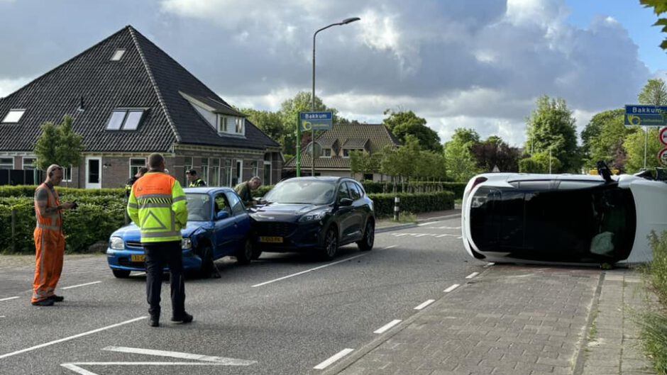 Aanrijding tussen drie auto’s op Heereweg in Castricum, auto belandt op zijkant