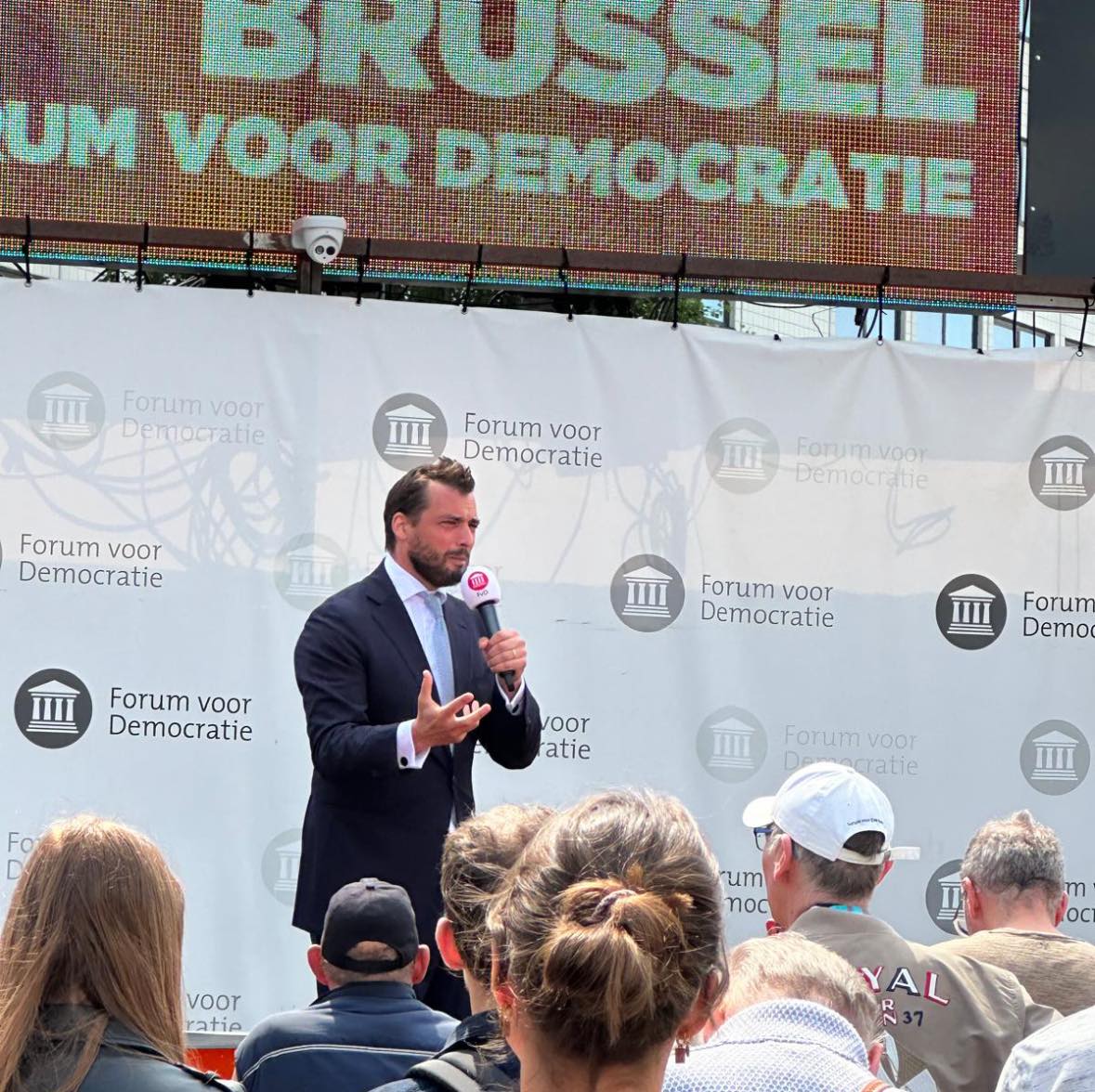 Thierry Baudet trekt tientallen mensen naar de Paardenmarkt