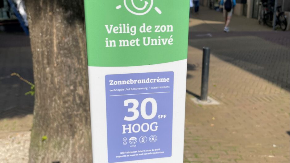Univé Alkmaar voorziet openbare voorzieningen van zonnebrand  