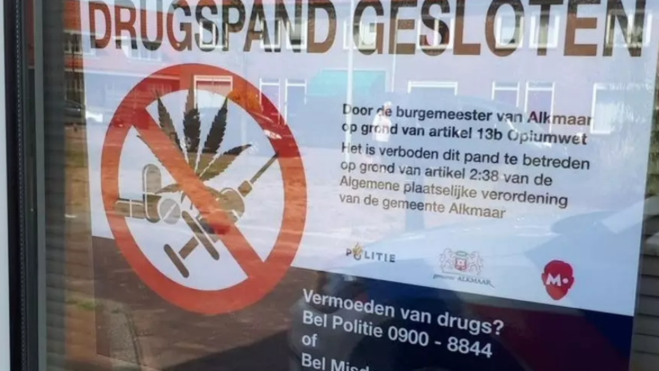 Zijn er fouten gemaakt bij de sluiting van een drugswoning in Alkmaar?