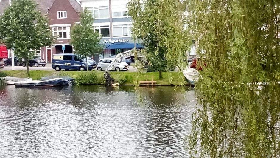 Gemeente haalt weesboten uit het water