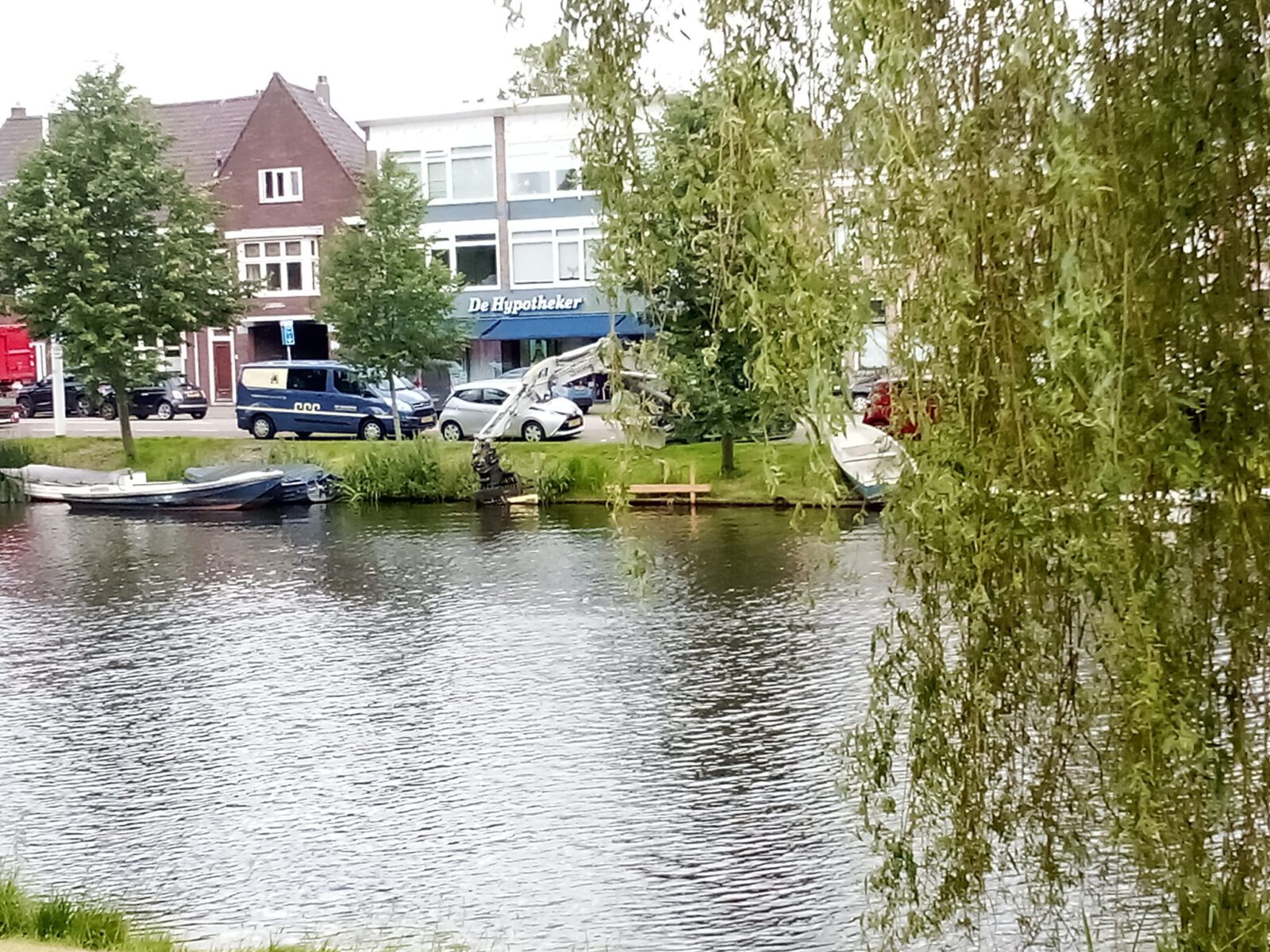 Gemeente haalt weesboten uit het water