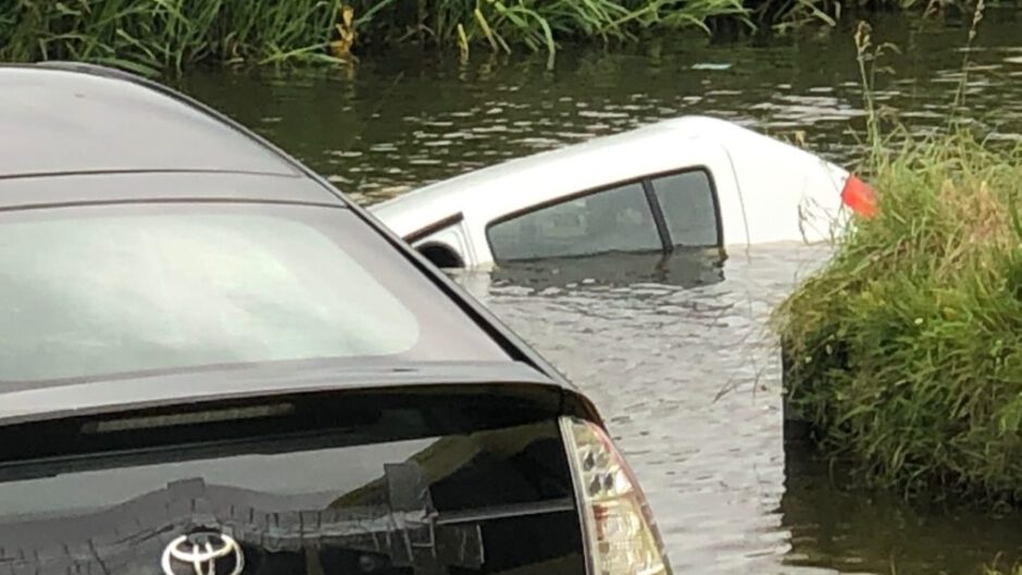 Auto te water in Egmond aan den Hoef