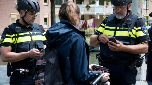 Politie schrijft bijna 70.000 euro aan boetes uit wegens bellen of appen op de fiets