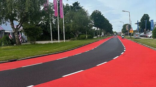 Proef met nieuwe rode deklaag op fietspaden in Dijk en Waard