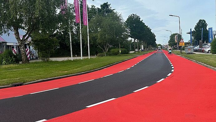 Proef met nieuwe rode deklaag op fietspaden in Dijk en Waard