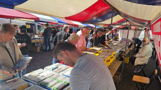 28 juli zomerse platenbeurs op de Paardenmarkt in Alkmaar