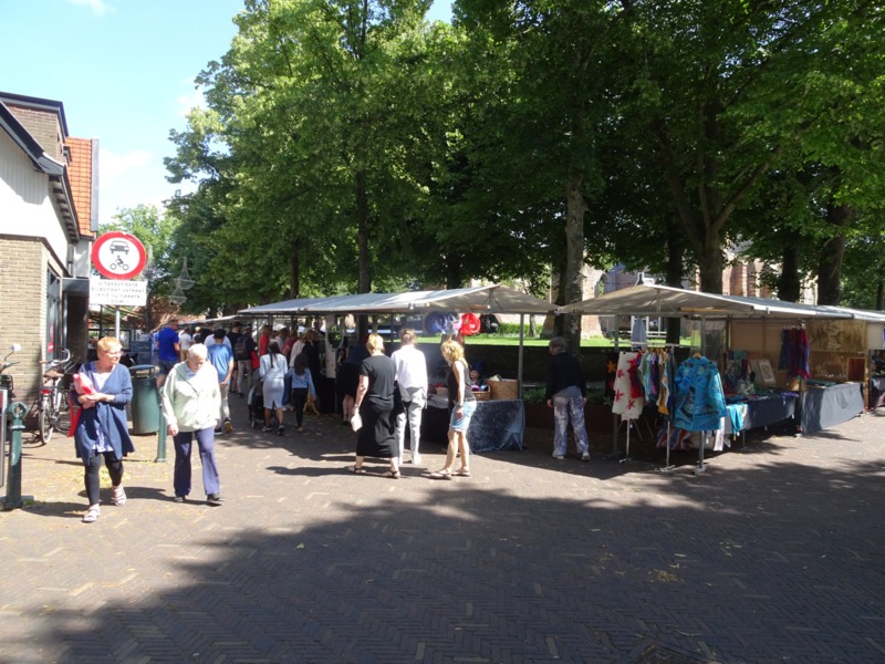 Kunstmarkt rondom de Ruïnekerk in Bergen op zondag 28 juli