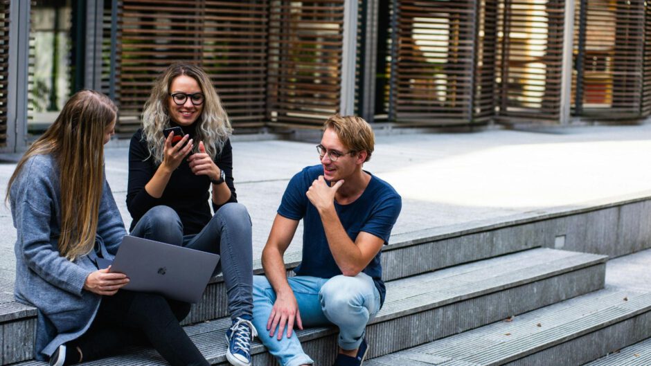 Flanerend met een bvo’tje een lawa lopen; de ‘afko’s’ worden steeds meer onderdeel van onze taal