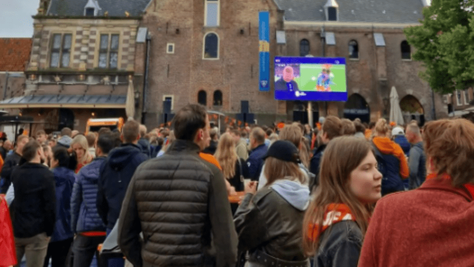 Toch alleen bezoekers boven de 18 toegestaan om wedstrijd op het Waagplein te kijken