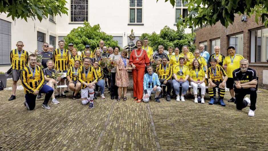 Sporthelden van G-teams SV Koedijk en de Alkmaarse Kim Visser gehuldigd om prestaties tijdens de Special Olympics