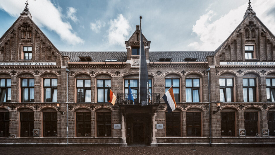 Deel van de metalen overkapping van het Grand Hotel Alkmaar dreigt los te laten