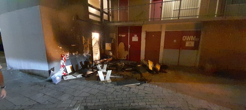 Ramen van flatgebouw gesprongen door brand bij Anne Franklaan