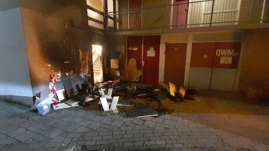 Ramen van flatgebouw gesprongen door brand bij Anne Franklaan