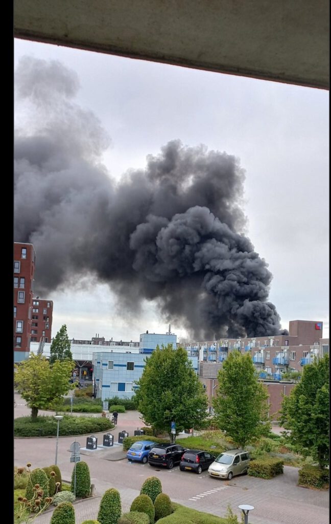 Zeer grote brand in winkel bij Europaboulevard in de Mare