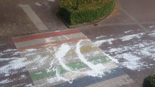 Regenboogzebrapad op de Westerweg tegenover het gemeentehuis en de bibliotheek wederom beklad