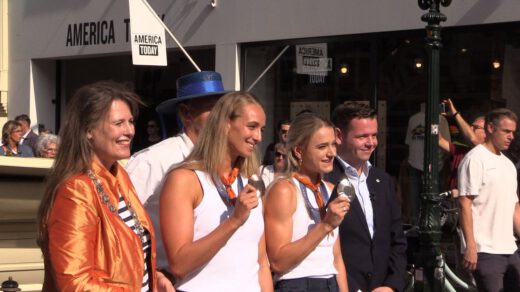 Medaillewinnaars Lisanne de Witte en Maartje Keuning op de Alkmaarse kaasmarkt gehuldigd