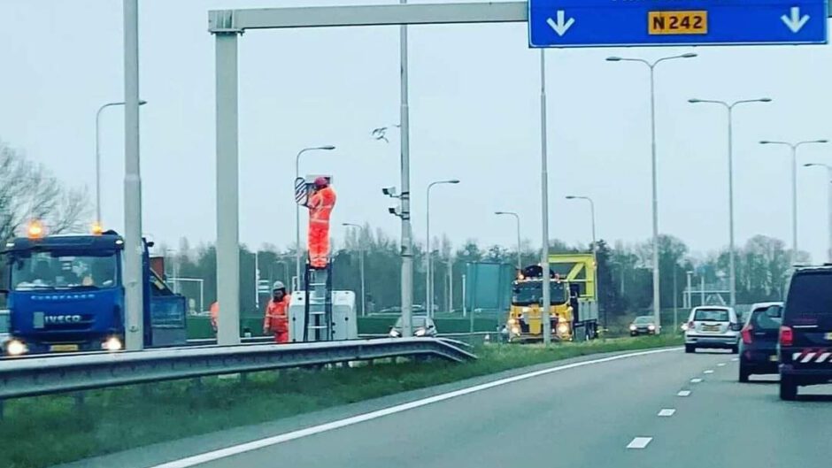 De gehate mobiele flitspaal staat weer langs de N242 richting Heerhugowaard