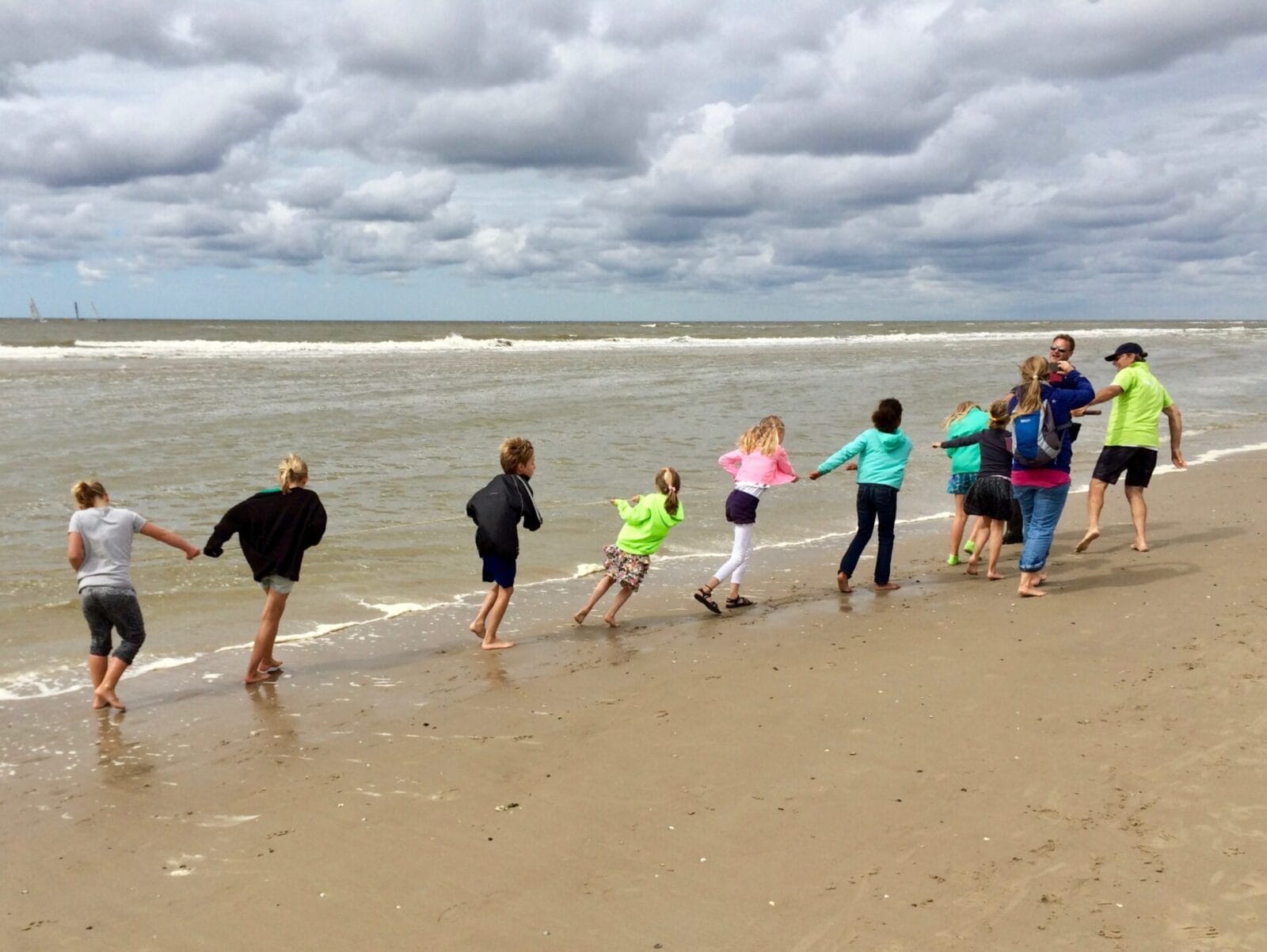 Met IVN-gidsen korren in de branding van Bergen aan Zee