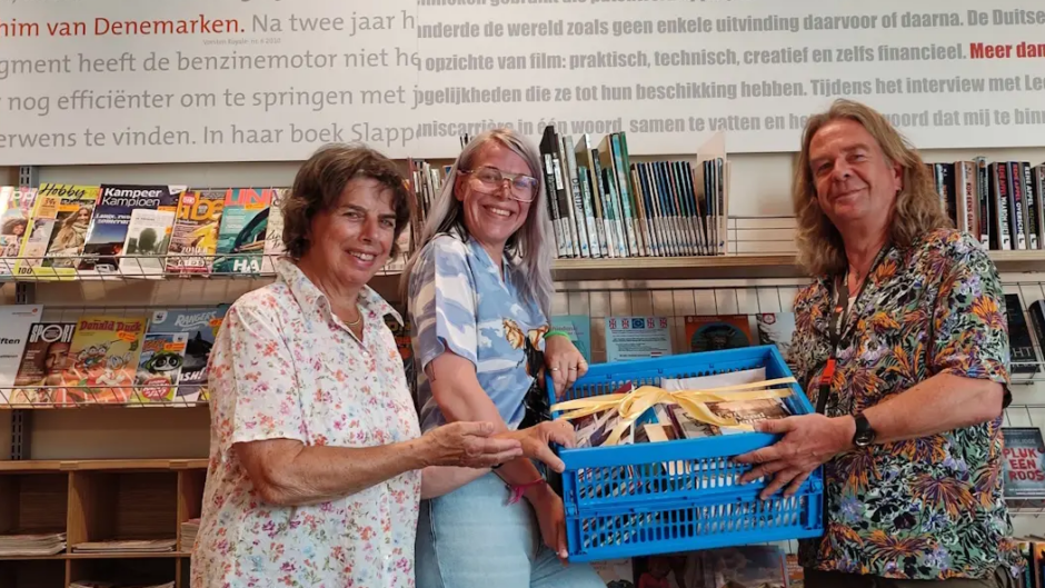 Donatie boeken aan bibliotheek De Rijp door museum en oudheidkundige vereniging