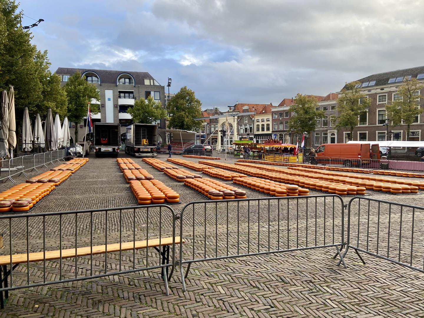 Ed Diepenmaat, coördinator van de Belanghebbende Bewonersgroep Geluidswal (BBG) opent de kaasmarkt