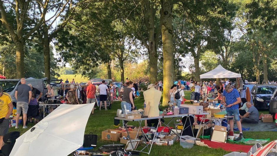 Kofferbakmarkt bij Strand van Luna in Heerhugowaard