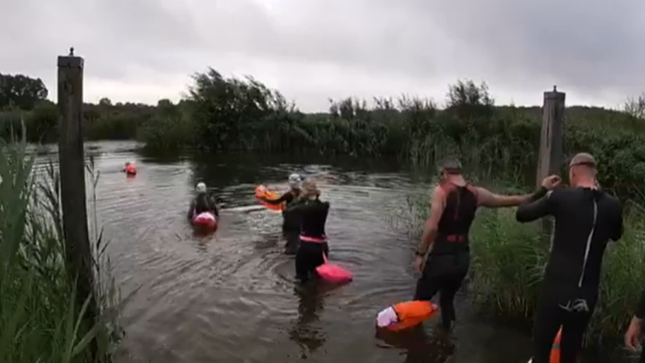 Het koude water in bij Geestmerambacht voor goed doel