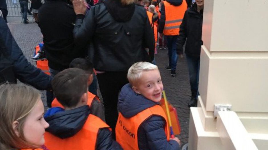 2000 lichtjes op het waagplein tijdens de lampionnenoptocht