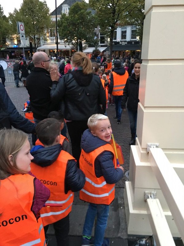 2000 lichtjes op het waagplein tijdens de lampionnenoptocht